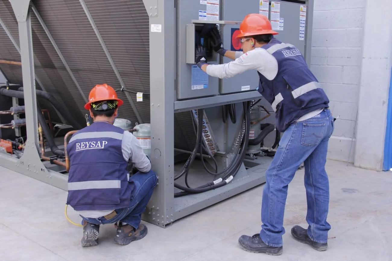Técnico de REYSAP dando mantenimiento a un equipo